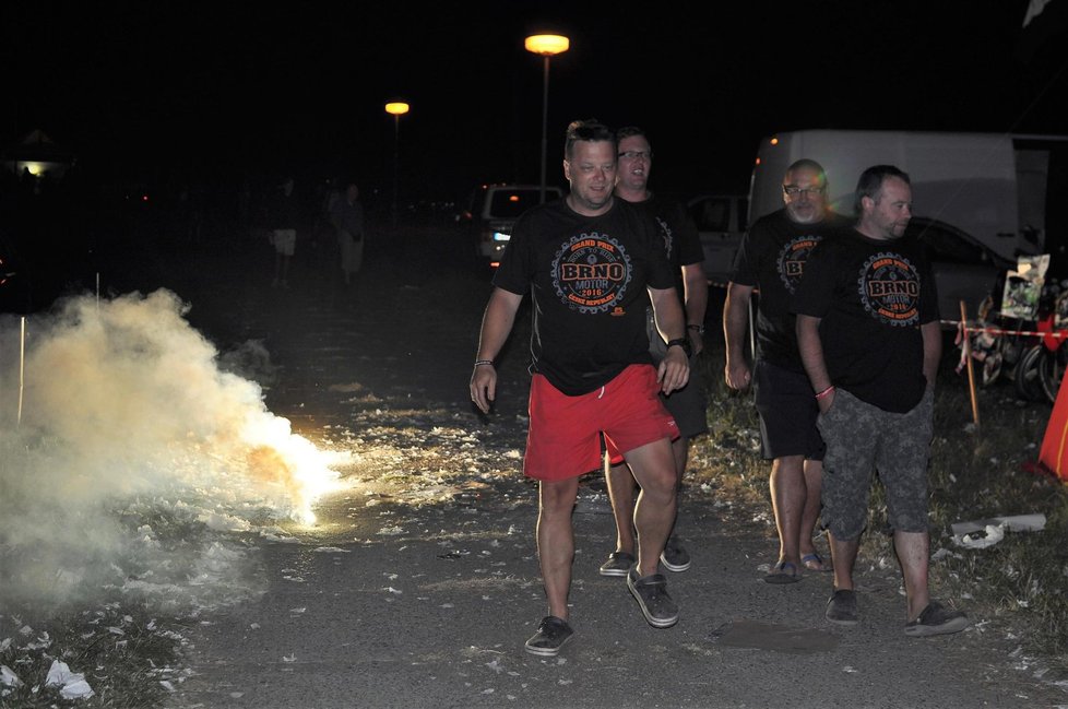 Bengál. Pyrotechnika bouchala a hořela v kempech u Masarykova okruhu v Brně celou noc.