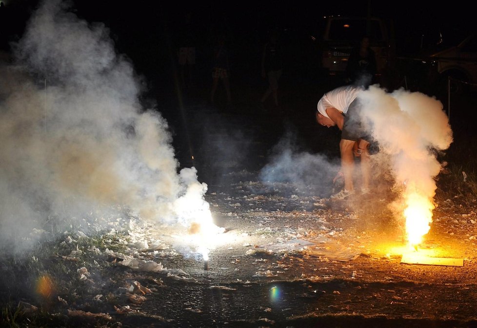 Bengál. Pyrotechnika bouchala a hořela v kempech u Masarykova okruhu v Brně celou noc.