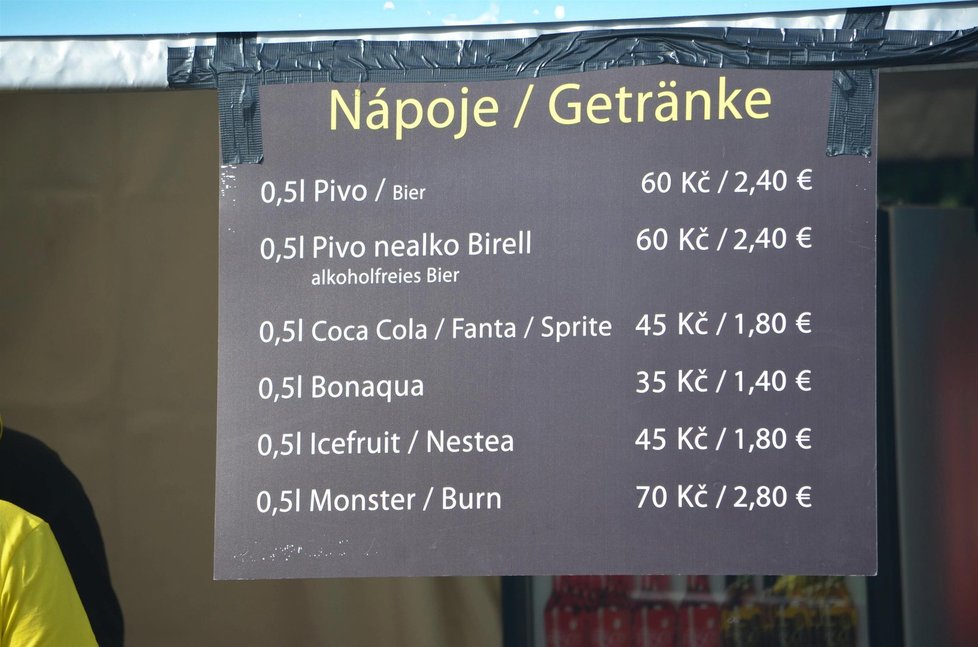 Půl litru piva stálo na brněnském automotodromu 60 korun, obyčejná balená voda 35 korun.