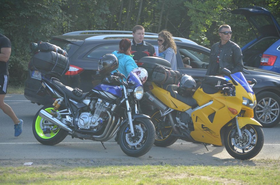 Pro fanoušky byla Moto GP i bujarým večírkem.Řada fanoušků přijela na Masarykův okruh vlastními stroji.