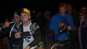 Pivo v pravé ruce a levou přidávám plyn! Opilí fanoušci si s ježděním po nočním kempu Start u okruhu na Velké ceně ČR silničních motocyklů v Brně nelámali hlavu.