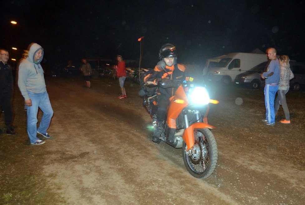 Tenhle fanoušek rychlých motorek dorazil na svém motocyklu do kempu Start na Kývalce na Brněnsku až po půlnoci.