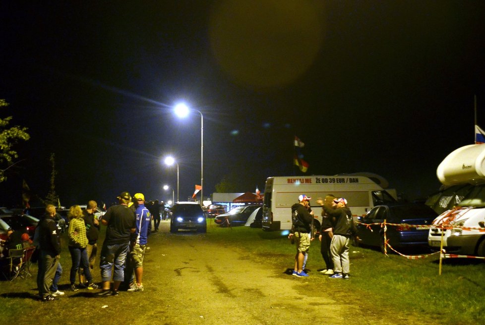 U hlavní cesty kempu Start na Kývalce u automotodromu na Brněnsku postávaly dlouho do noci popíjející skupinky příznivců rychlých silničních motocyklů.