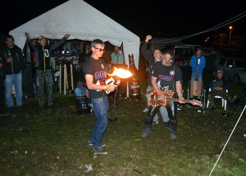 Pro fanoušky byla Moto GP i bujarým večírkem. U jednoho ze stanů v nočním kempu Start si němečtí fandové rychlých motorek udělali rockový koncert: jeden hrál na hořící kartonovou kytaru a druhý kytarista mu přizvukoval se svítícím nástrojem.