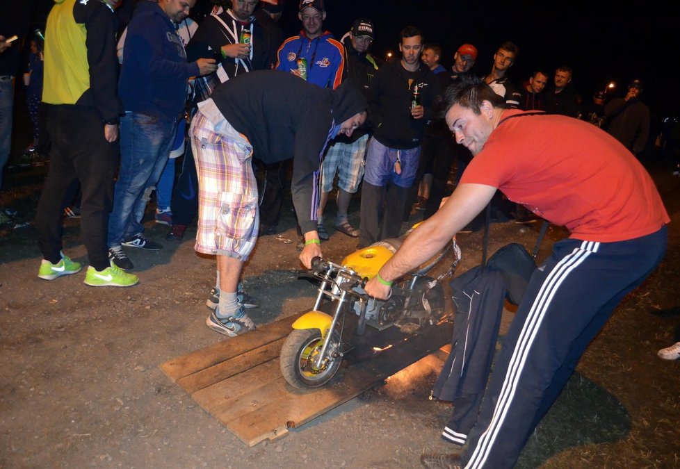 Hořící dřevěnou skákací rampu hasili opilí milovníci rychlých strojů svérázným způsobem: proudícím vzduchem ze zadního kolečka žlutého minibiku.