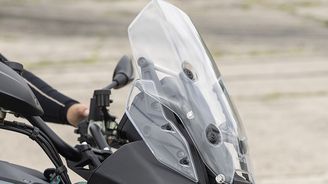 Přední štítek lze nastavovat elektricky a pod ním je umístěný jeden z radarů Přední štítek lze nastavovat elektricky a pod ním je umístěný jeden z radarů
