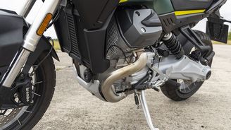 Podélně uložený vidlicový dvouválec má rozevření válců 90°, takže vystupují do boků. Vodní chladič je hezky schovaný a nenarušuje krásu motoru, který vytváří jednolitý celek s kardanem pohánějícím zadní kolo. Podélně uložený vidlicový dvouválec má rozevření válců 90°, takže vystupují do boků. Vodní chladič je hezky schovaný a nenarušuje krásu motoru, který vytváří jednolitý celek s kardanem pohánějícím zadní kolo.