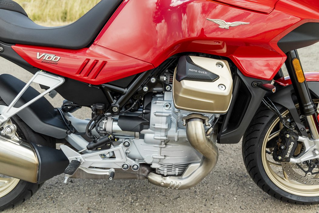 Podélně uložený vidlicový dvouválec dokáže motorku ve vyšších otáčkách slušně rozvibrovat. Nechybí mu dostatek síly v nízkých otáčkách, ale má rád i vysoké.