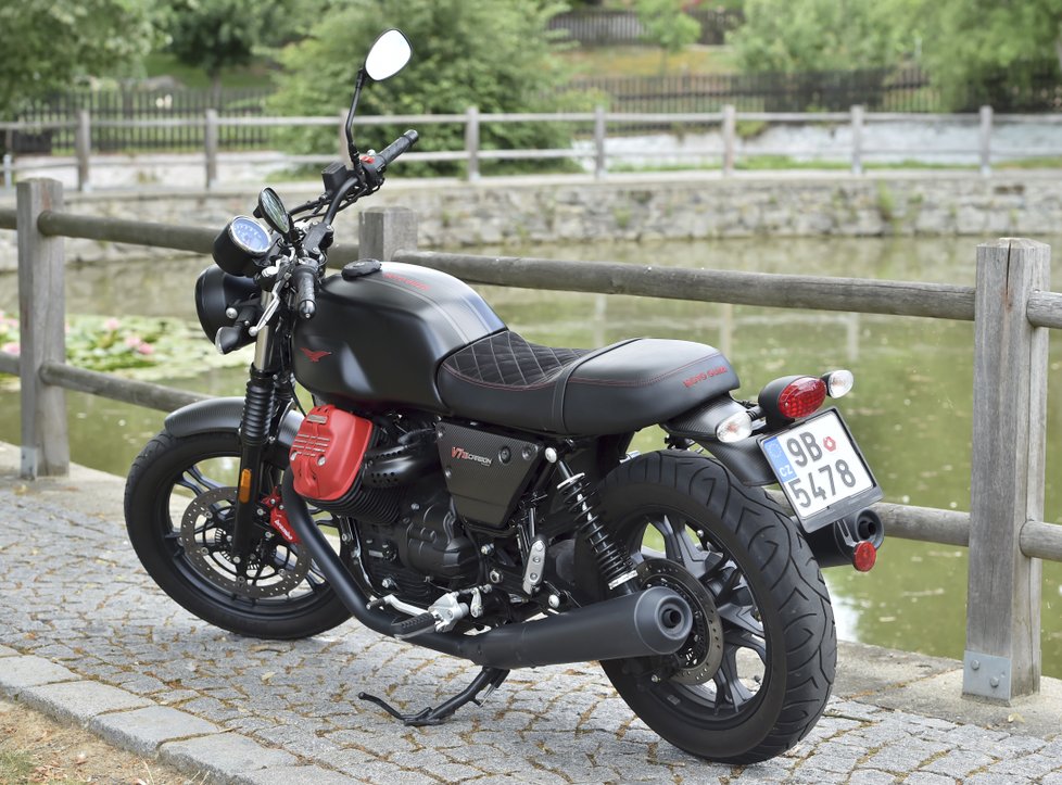 Moto Guzzi V7 III Carbon