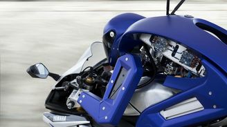 Robot Yamahy umí řídit motorku. Valentino Rossi z něj ale asi nebude