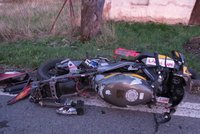 Mladík vezl kamaráda na motorce: Vjel pod auto! Pro kluka s těžkým zraněním letěl vrtulník