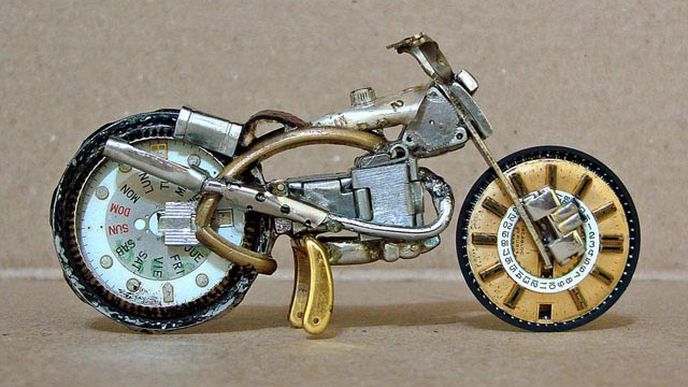 Modely motocyklů ze součastek starých náramkových hodinek