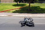 Co může vést k pádu motocyklu v zatáčce?