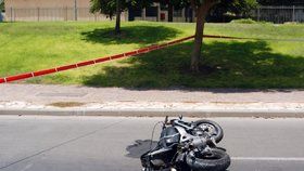 Co může vést k pádu motocyklu v zatáčce?