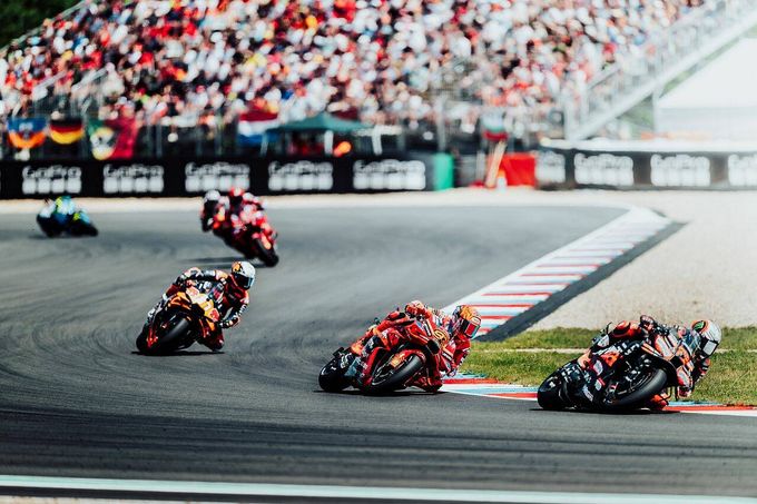 Motory burácí, adrenalin prýští až na tribuny. Závody MotoGP ovládnou Masarykův okruh! Motory burácí, adrenalin prýští až na tribuny. Závody MotoGP ovládnou Masarykův okruh!