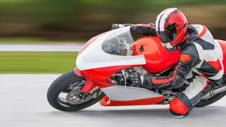 Kolenem brousí asfalt a vypotí 3 litry. Jezdci MotoGP čelí 7 extrémům Kolenem brousí asfalt a vypotí 3 litry. Jezdci MotoGP čelí 7 extrémům