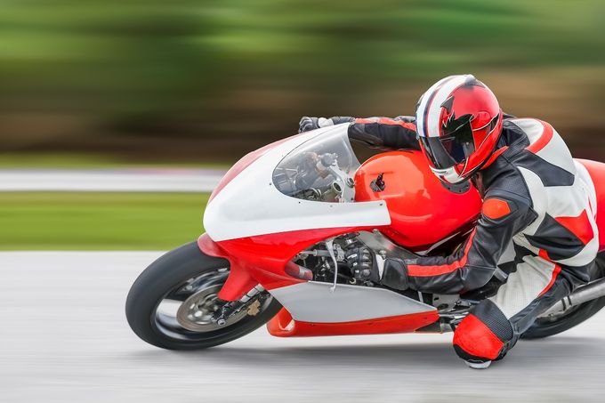 Kolenem brousí asfalt a vypotí 3 litry. Jezdci MotoGP čelí 7 extrémům Kolenem brousí asfalt a vypotí 3 litry. Jezdci MotoGP čelí 7 extrémům