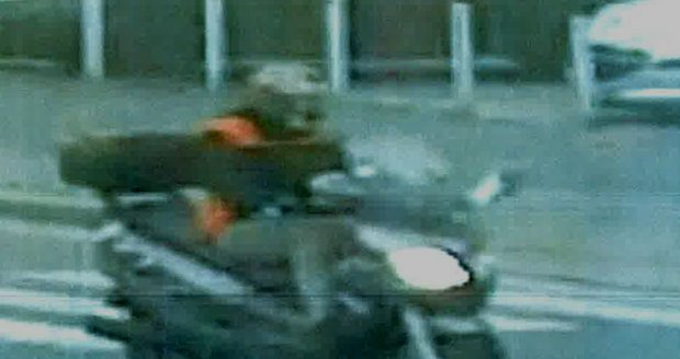 Fotky motorkáře, který srazil školáka a ujel! Poznáte ho? Má rozbitý skútr