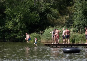 Lidé si užívali horké počasí v koupališti Motol v Praze. (28. 7. 2020)