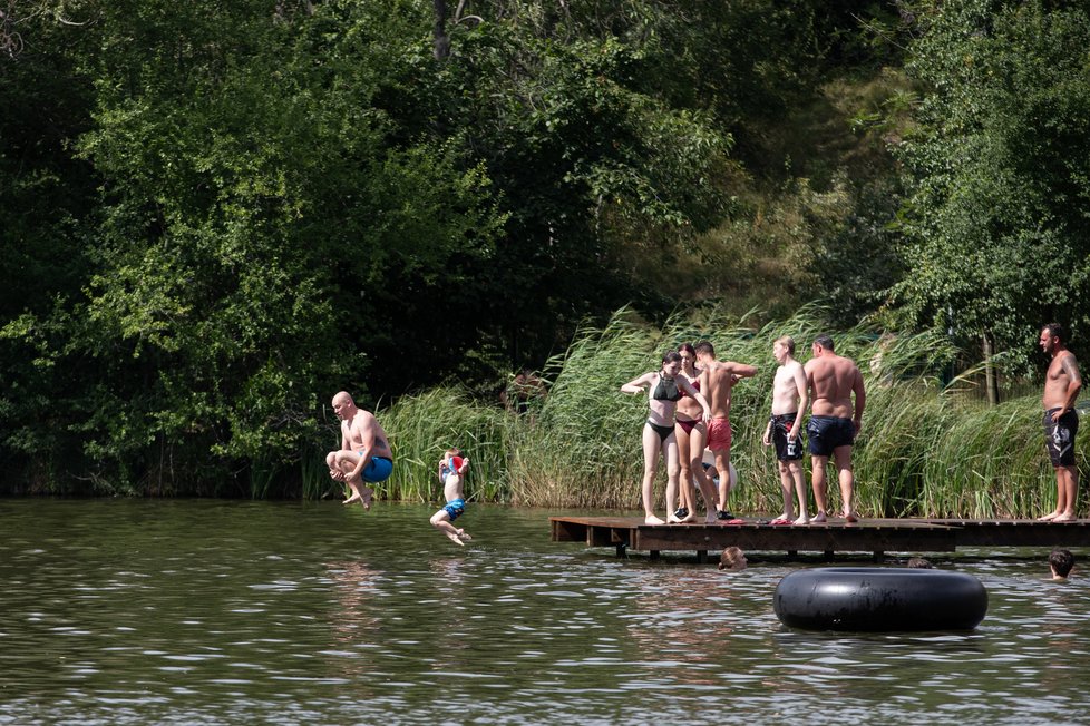 Lidé si užívali horké počasí na koupališti Motol v Praze (28. 7. 2020)