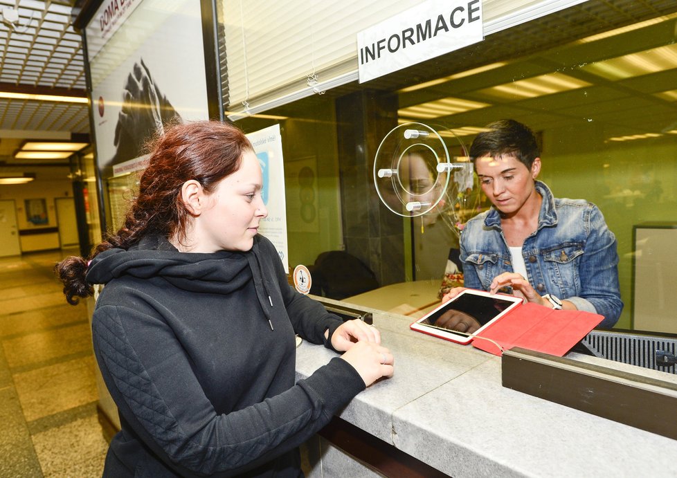 Mariem B. (23) si na přepážce ztrát a nálezů Nemocnice v Motole přebírá tablet pro svou sestru.