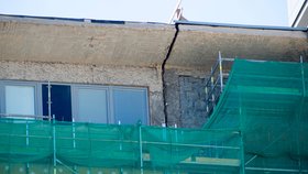 V pavilonu B se objevila osmicentrová škvíra