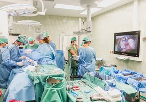 Tři transplantace v jeden den. Lékaři transplantovali srdce, plíce a ledvinu.