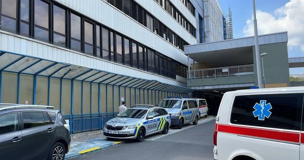 Muž skočil z okna v motolské nemocnici. Po pádu zemřel.