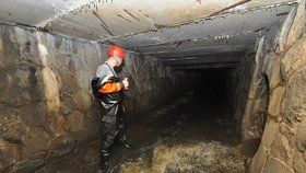 Hasiči prohledali podzemí několik dní.