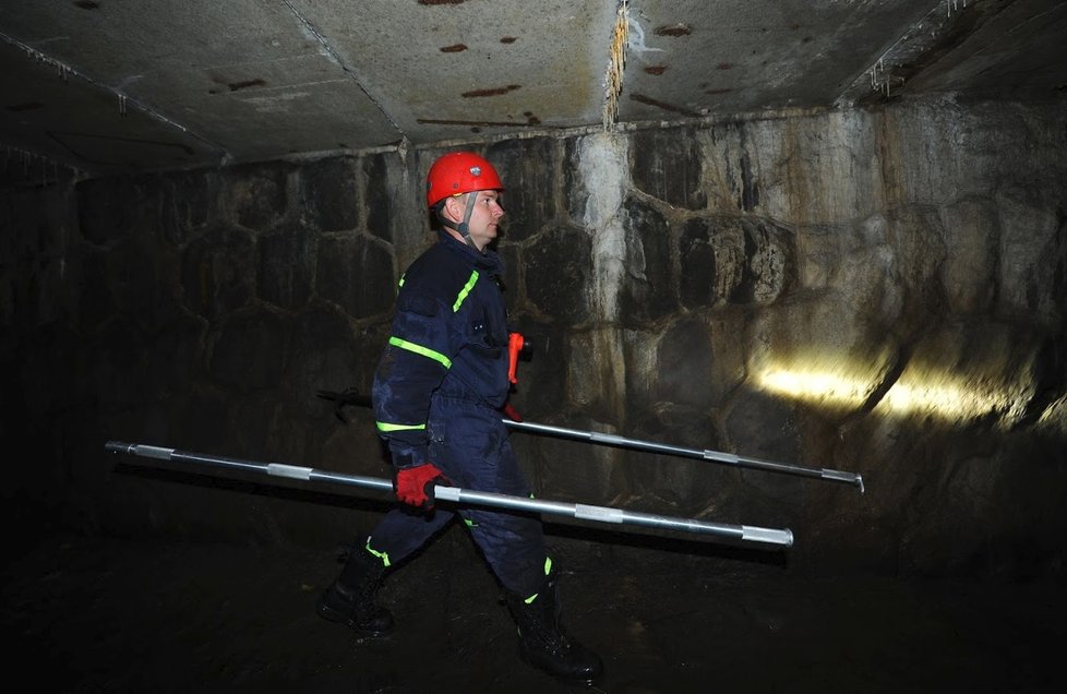 Hasiči prohledali podzemí. Pokračovat budou i následující den.