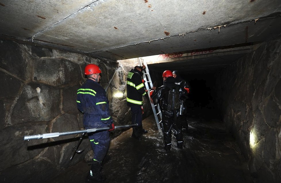 Hasiči prohledali podzemí. Pokračovat budou i následující den.