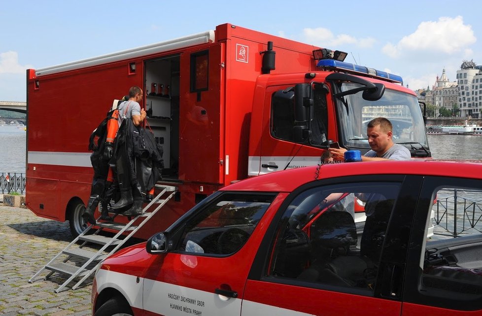 Hasiči prohledali podzemí. Pokračovat budou i následující den.