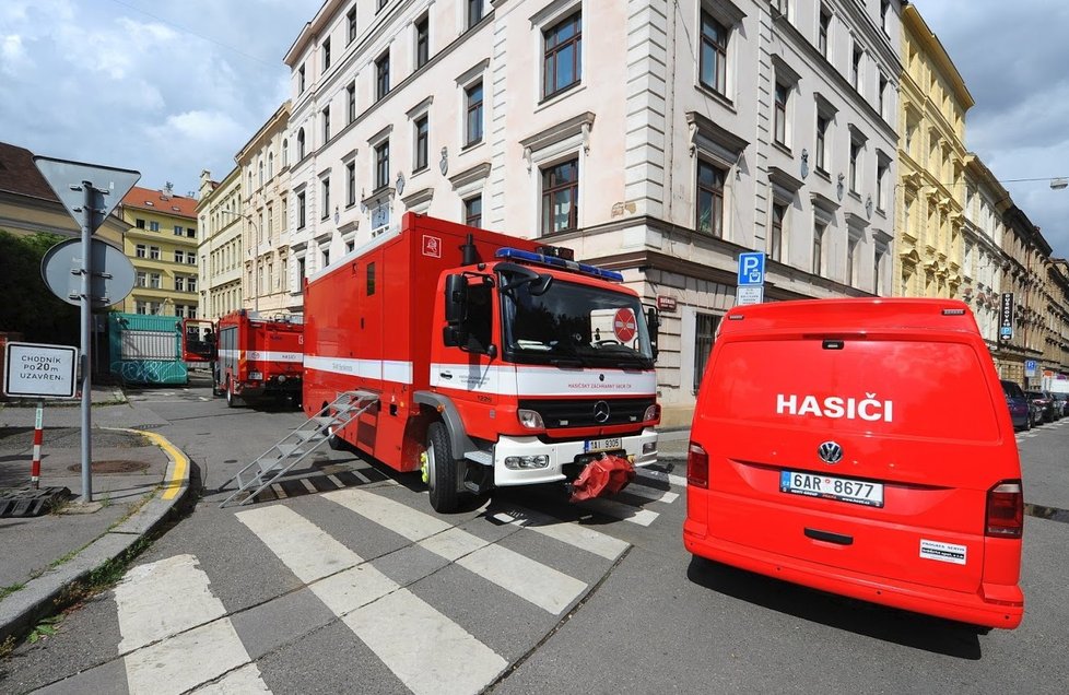 Hasiči prohledali podzemí. Pokračovat budou i následující den.