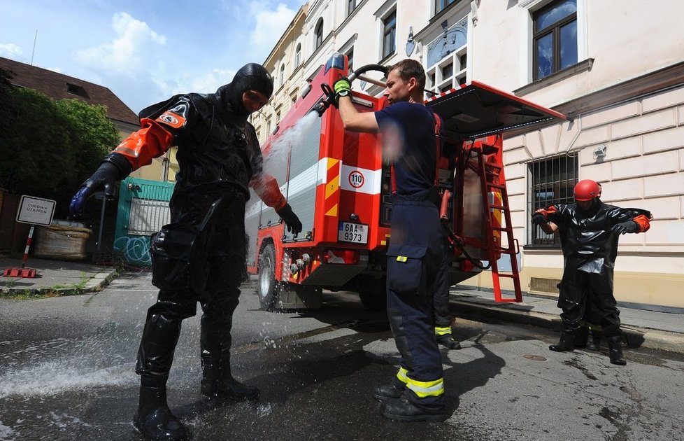 Hasiči prohledali podzemí. Pokračovat budou i následující den.