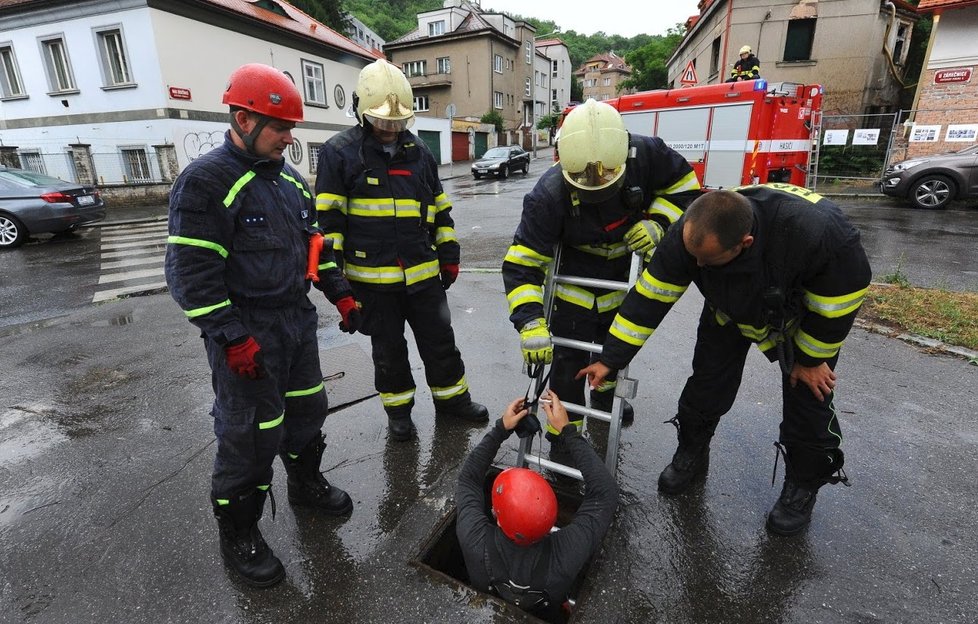 Hasiči prohledali podzemí. Pokračovat budou i následující den.