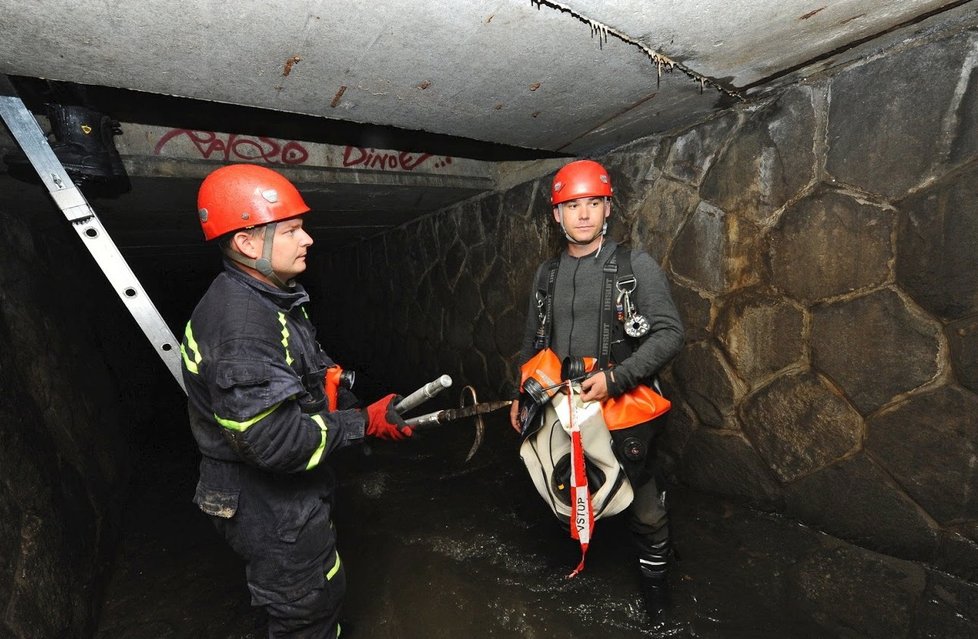 Hasiči prohledali podzemí. Pokračovat budou i následující den.