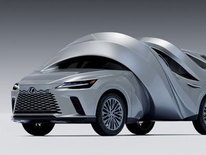 Tohle není AI! Umělec vytvořil dva bizarní kusy umění z Lexusů RX a RZ