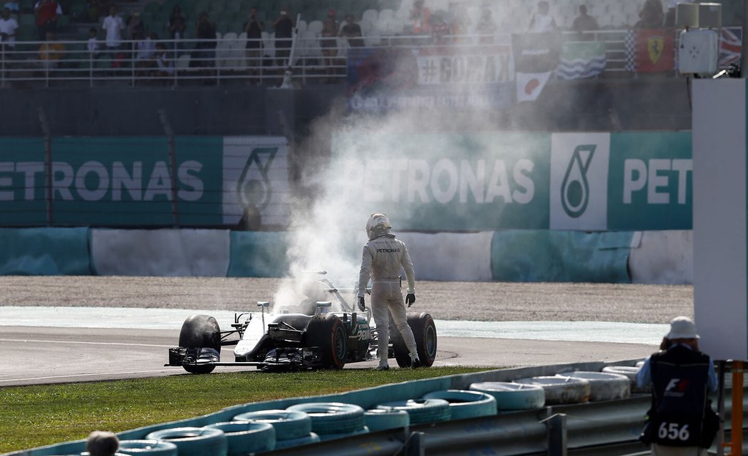 Mercedes řízený Lewisem Hamiltonem měl od roku 2014 pouze dvě poruchy. Tato z Malajsie 2016 připravila Brita o titul.
