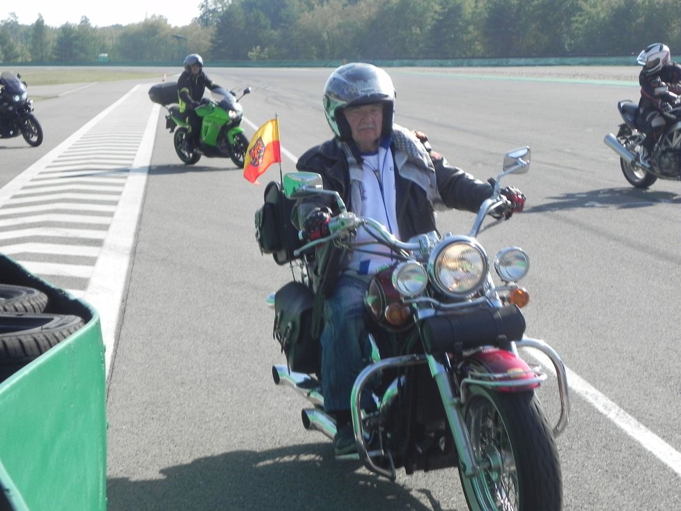 Atmosféra na vzpomínkové jízdě k uctění památky italského jezdce Marca Simoncelliho na Masarykově okruhu. Do Brna tentokrát dorazilo 2863 motocyklistů.