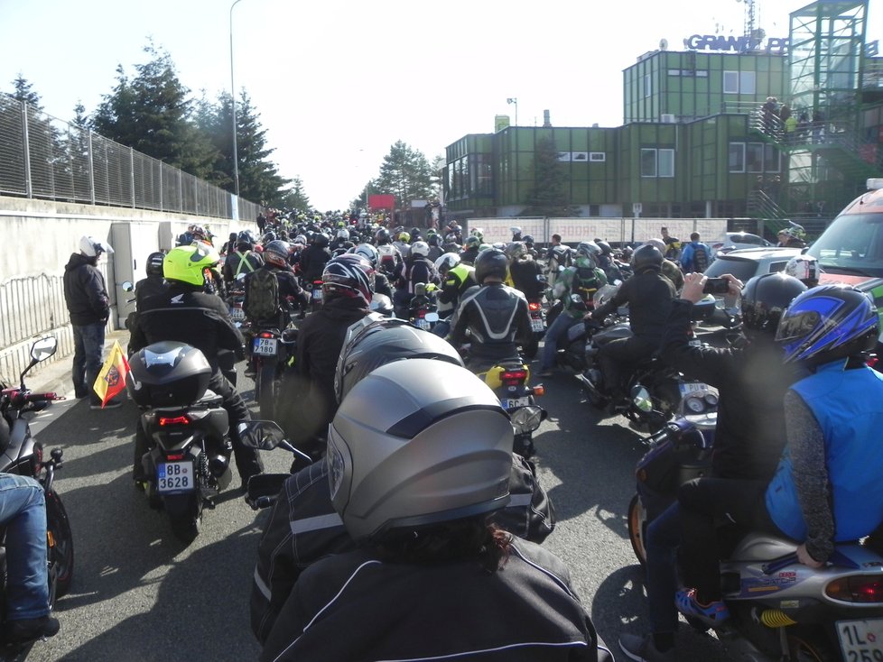 Atmosféra na vzpomínkové jízdě k uctění památky italského jezdce Marca Simoncelliho na Masarykově okruhu. Do Brna tentokrát dorazilo 2863 motocyklistů.
