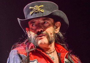 Lemmy Kilmister, kterého zabil nádor.