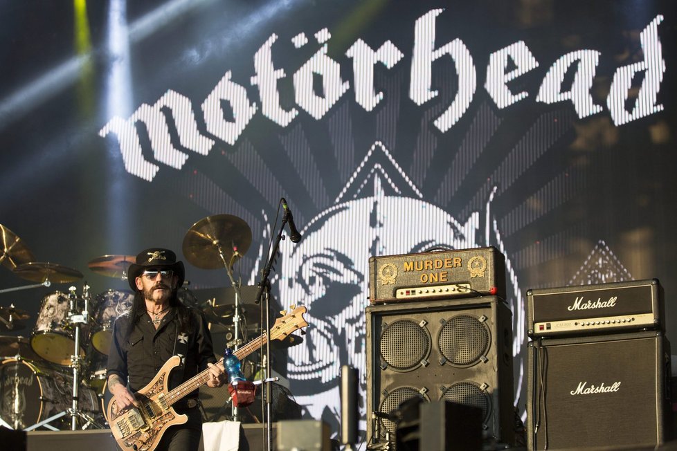 Zpěvák skupiny Motörhead Lemmy Kilmister zemřel na rakovinu.