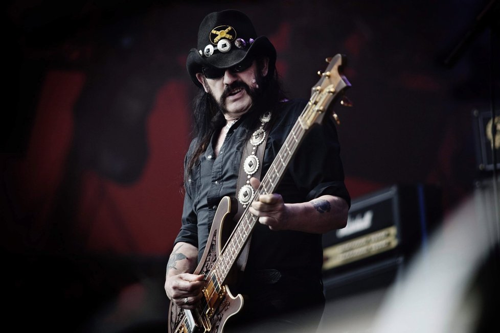 Zpěvák skupiny Motörhead Lemmy Kilmister zemřel na rakovinu.