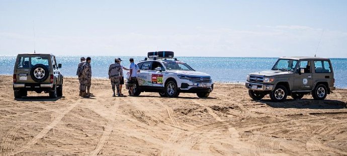 Moderátor Vlasta Korec se na Rallye Dakar v Saudské Arábii dostal do problémů s vojáky. Obklíčily ho hned tři hlídkové vozy. 