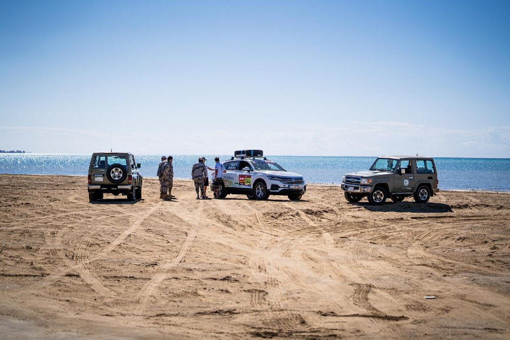 Moderátor Vlasta Korec se na Rallye Dakar v Saudské Arábii dostal do problémů s vojáky. Obklíčily ho hned tři hlídkové vozy.