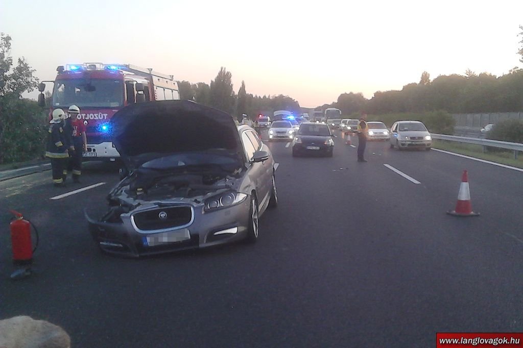 S jaguárem nemělo Charouzovo auto po nehodě nic společného.