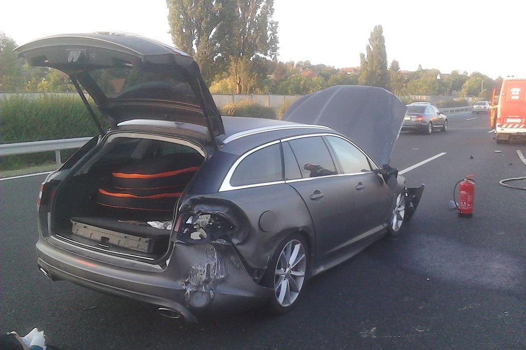 Vůz Jana Charouoze jen těsně nevjel pod kola kamionu. Ovšem zbyla z něho jen omlácená plechovka na kolech.