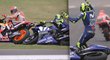 Valentino Rossi se po střetu s Markem Marquézem hodně rozčílil přímo u trati