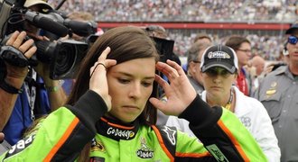 NASCAR: Kráska Patricková se mužské smečce neubránila