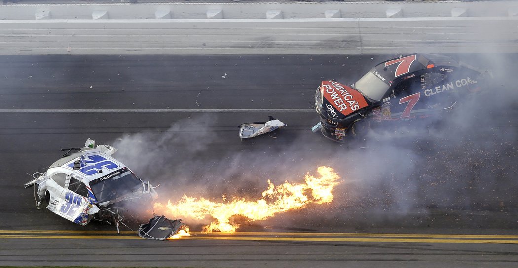 &#34;Nic tak hrozného jsem v závodech ještě neviděl,&#34; řekl vítěz závodu Tony Stewart